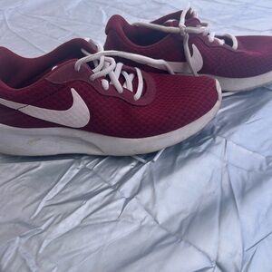 Nike Tanjun Sneakers Women’s Size 7 Burgundy Mesh Running Shoes